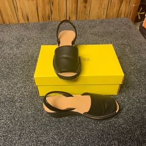 Kenneth Cole Reaction Black peep toe wedge